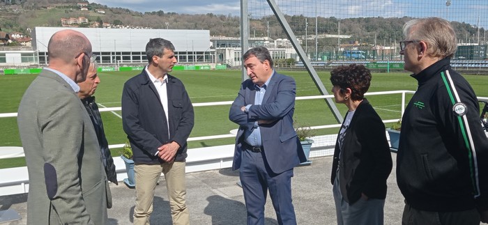 Hondartzako kirol-eremua udalaren eskuduntza izan dadin negoziatzen ari da EAJ Madrilen