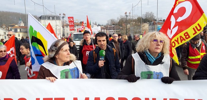 10 000 lagunek bete dituzte Baionako karrikak erretreta erreformaren aurka