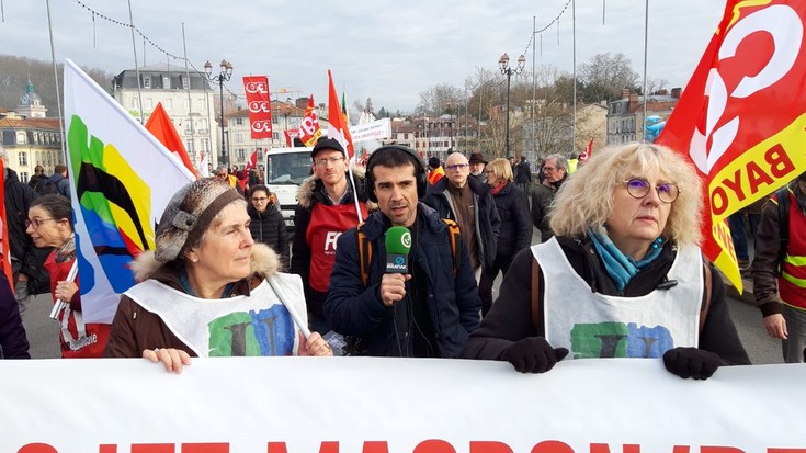 10 000 lagunek bete dituzte Baionako karrikak erretreta erreformaren aurka 