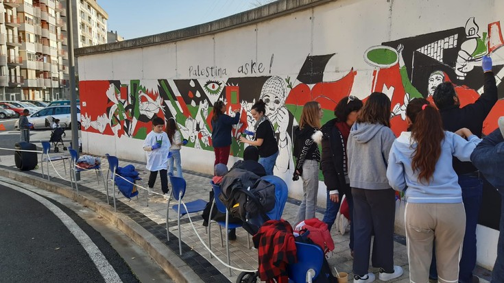 Astearte honetan Pio Barojako ikasleek jarraituko dute margotzen Larreaundiko Palestinaren aldeko horma-irudia