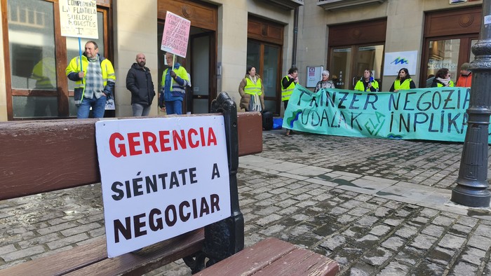 Txingudiko Zerbitzuetan greba sine die luzatzeko arriskuaz ohartarazi dute grebalariek