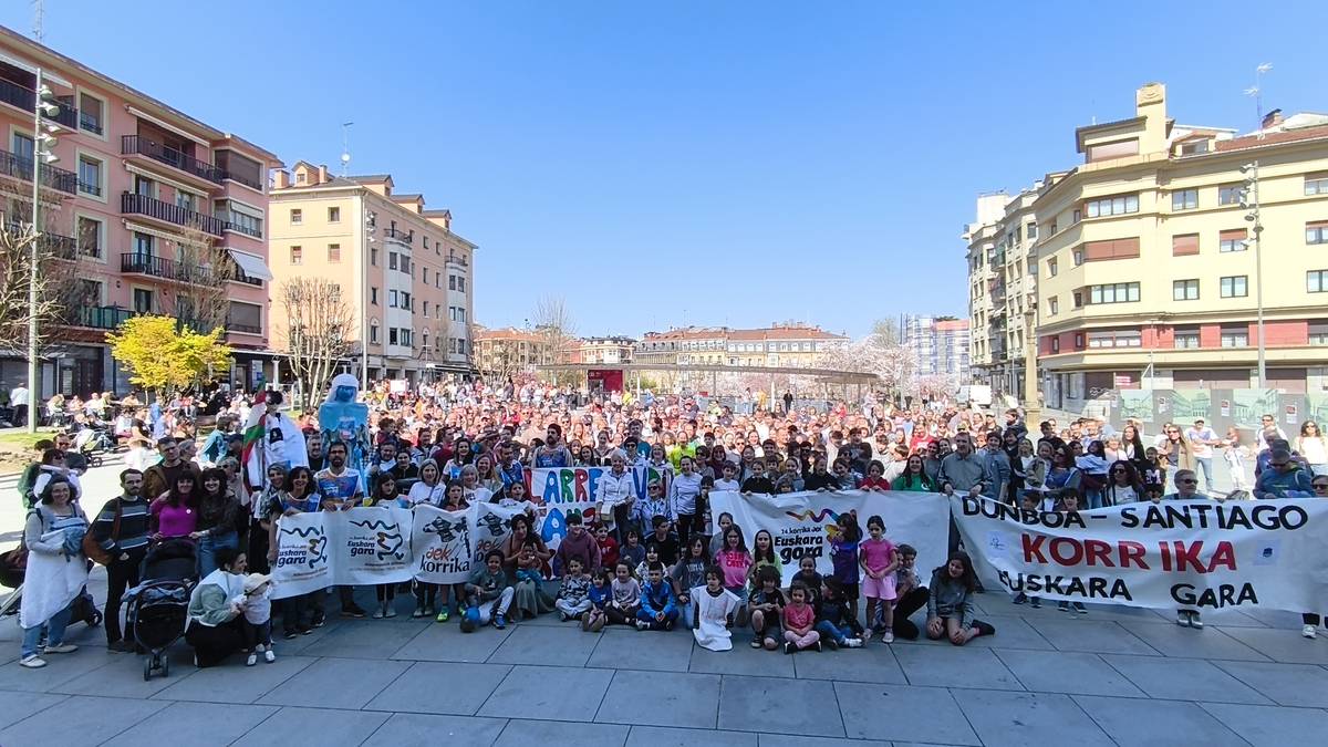 Korrikaren garra piztu eta bihotzak bete aldarri Irungo plazan