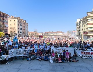 Korrikaren garra piztu eta bihotzak bete aldarri Irungo plazan