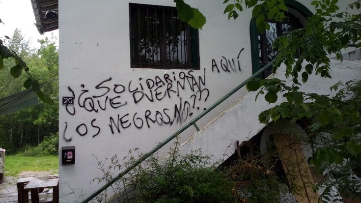 Pintada arrazistak agertu dira goiz honetan Lakaxitan