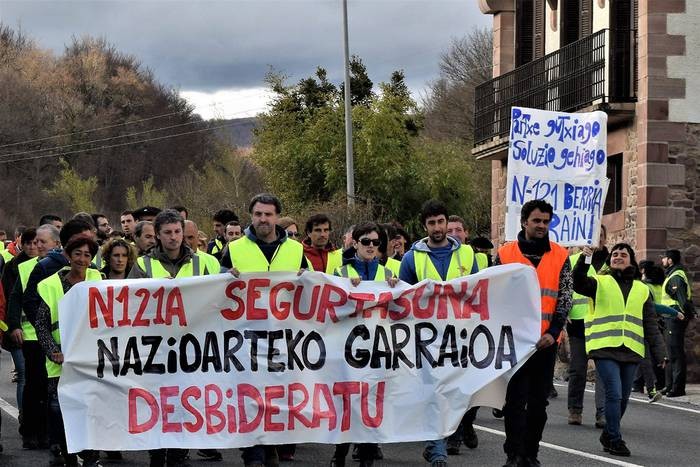 N-121 errepidea egunero zeharkatzen duten 4.000 kamioiak A15ean nahi dituzte