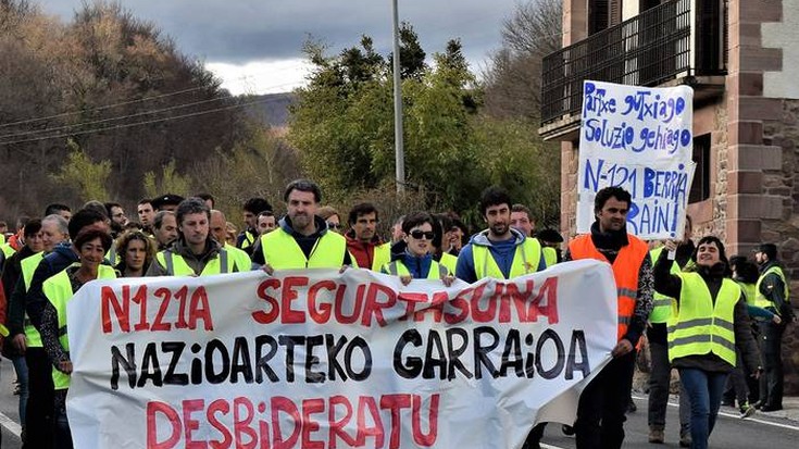 N-121 errepidea egunero zeharkatzen duten 4.000 kamioiak A15ean nahi dituzte