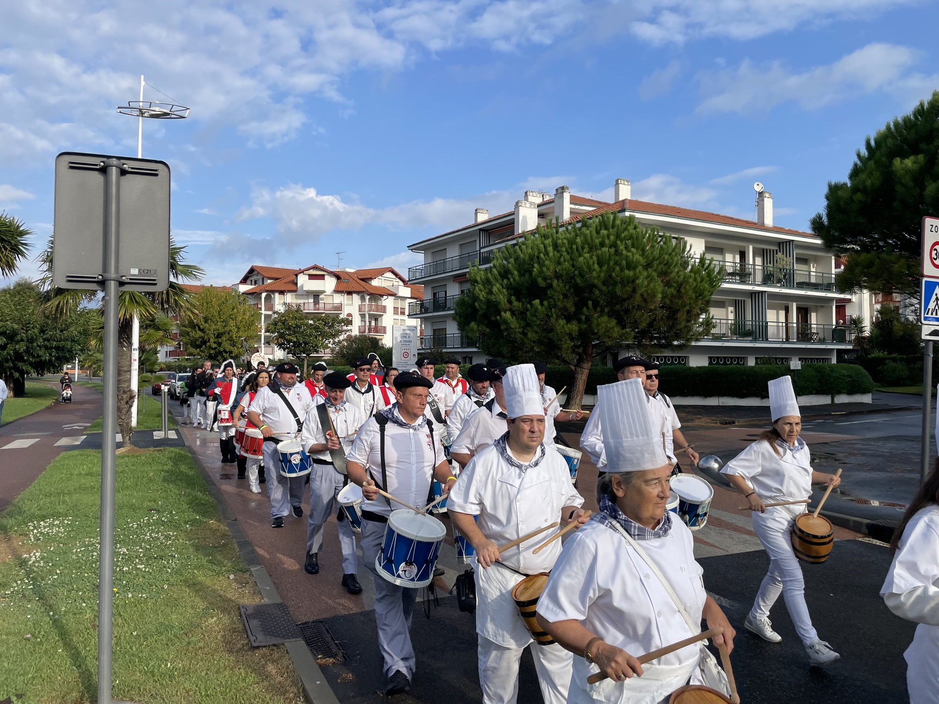 Danborrada doinuz girotu zuen Hendaia Zarpai Bandak, "Beti Zuekin" bestaren baitan