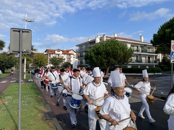 Danborrada doinuz girotu zuen Hendaia Zarpai Bandak, "Beti Zuekin" bestaren baitan