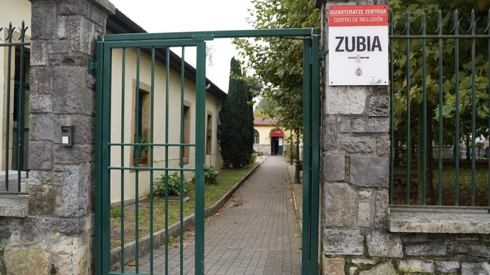 Hotzak Zubiako aterpetxearen ateak ireki dizkie kale-gorrian diren irundarrei