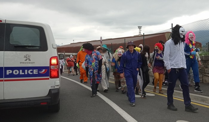 Zazpi afrikar migratzaile muga trebeskatzen lagundu zituen Ehun mugimenduak mozorroturik
