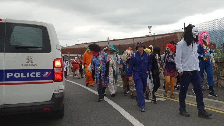 Zazpi afrikar migratzaile muga trebeskatzen lagundu zituen Ehun mugimenduak mozorroturik