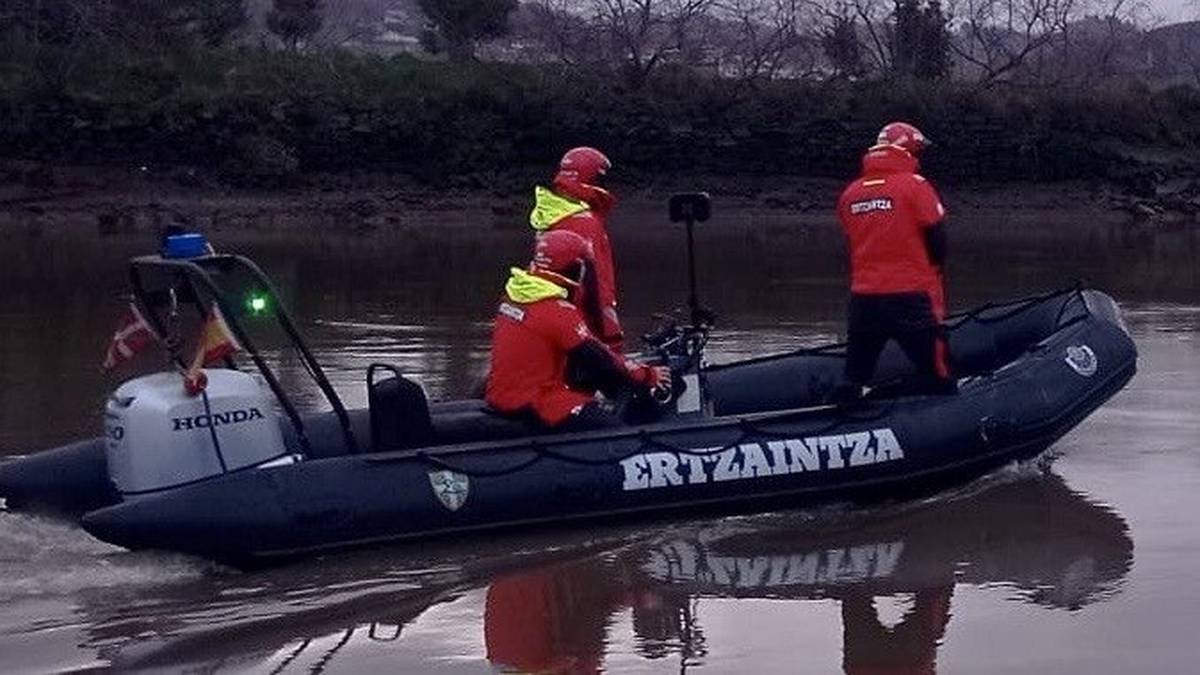 Bidasoa ibaian desagertutako gizon baten bilaketa lanetan ari dira operatibo zabal batekin