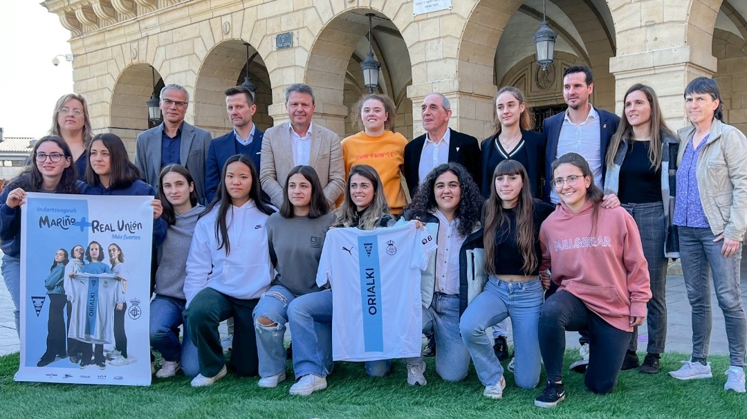 Emakumeen futbol proiektu sendoa eskaintzeko indarrak batu dituzte Irunen