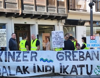 Urak arrastora sartu ezinik eta lan harreman toxikoetan murgilduta