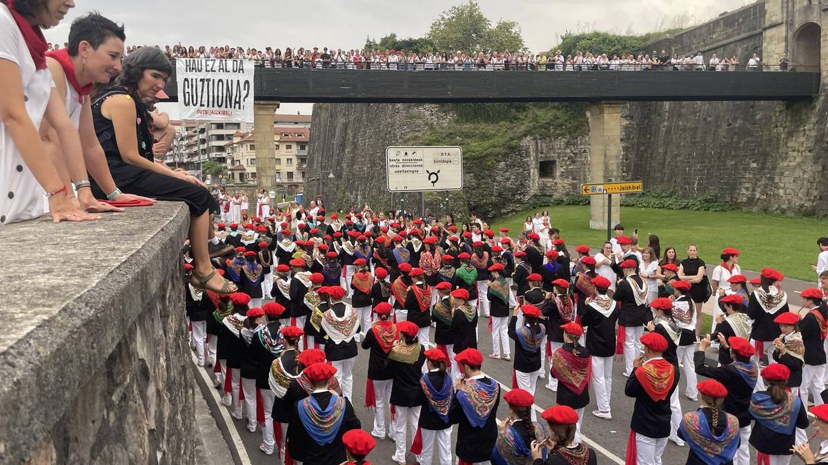 Jaizkibelek alardearen konpainia desberdinetako jantziekin desfilatzeko proposamena zabaldu die parte-hartzaileei