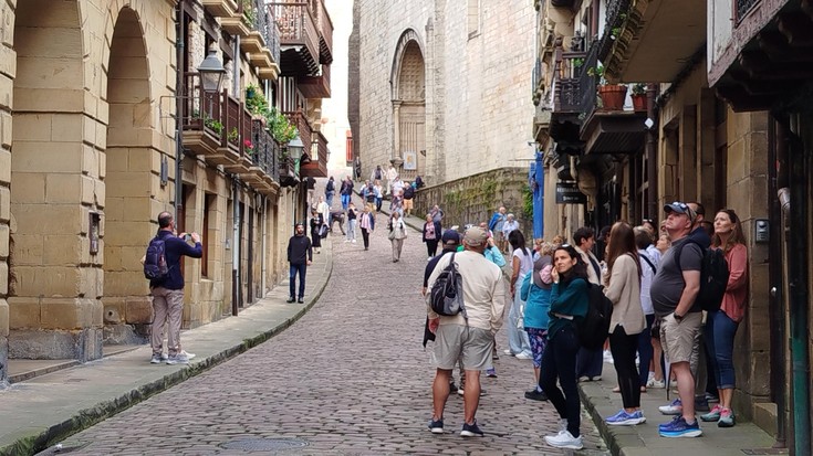 Talde turistikoak mugatzeko udal ordenantza berria indarrean sartu da Hondarribian