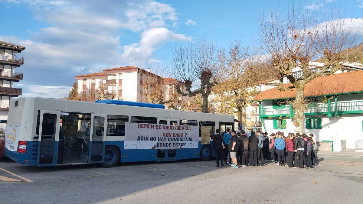 Bortzirietan geldialdia egin du Mikel Zabalzaren auziari buruzko autobusak