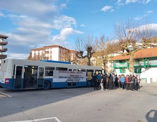 Bortzirietan geldialdia egin du Mikel Zabalzaren auziari buruzko autobusak