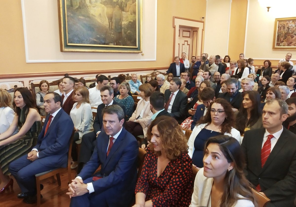 Aginte makilak sozialisten eskuetan jarraituko du