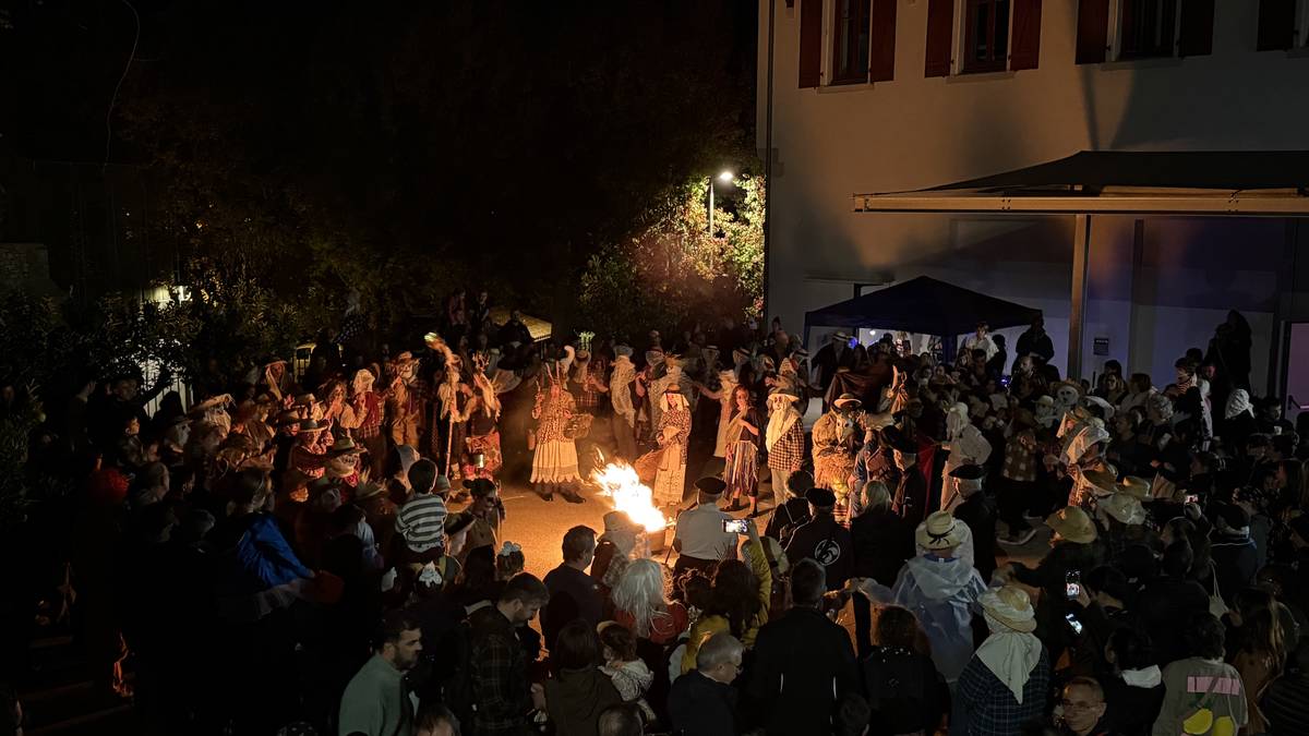 "Gau Beltzean, kandelak eskutan, arimen artean" ibili ziren Hendaian