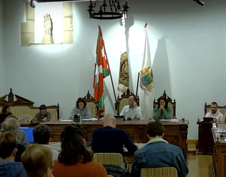 Alderdi guztien ekarpenekin onartu dute 2026ko udal aurrekontua Hondarribian, baina oposizioaren babesik gabe