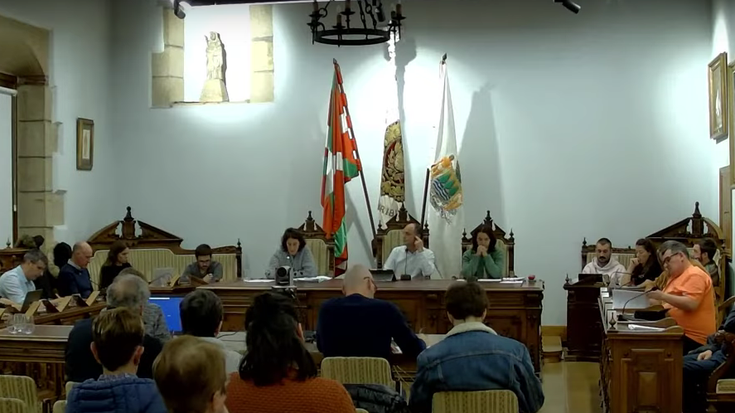 Alderdi guztien ekarpenekin onartu dute 2026ko udal aurrekontua Hondarribian, baina oposizioaren babesik gabe