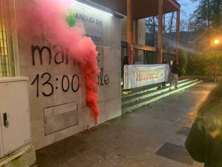 Bi ikasle identifikatu zituen atzo Ertzaintzak Txingudi Ikastolan greba feminista orokorraren atarikoan
