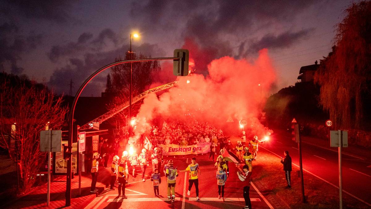 Milaka bidasotar batu zaizkio Korrikaren uholdeari, eskualdetik pasa den bigarren goizaldean