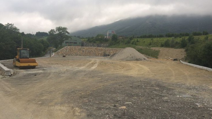Zaldunbordako MegaOutlet proiektuaren kontrako aldarria, Eusko Legebiltzarreraino iritsi da