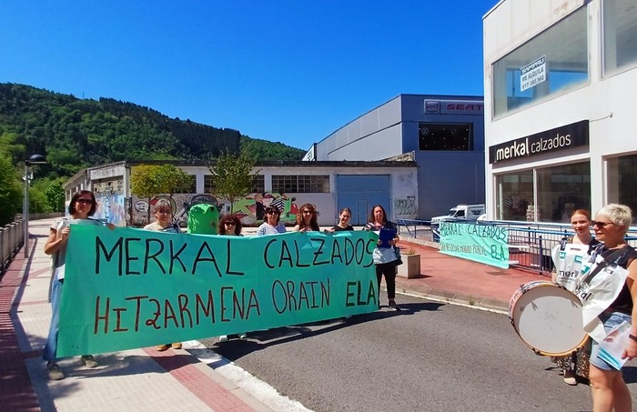 Merkal Calzadoseko langileek negoziazio mahaia aktibatzea aldarrikatu dute enegarren aldiz