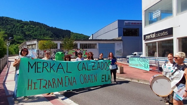 Merkal Calzadoseko langileek negoziazio mahaia aktibatzea aldarrikatu dute enegarren aldiz