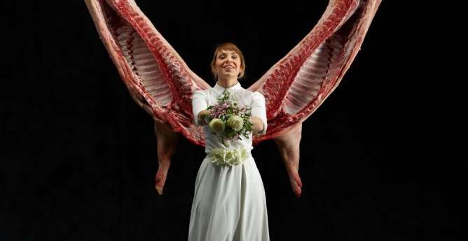 Hika teatroaren eskutik, "Txarriboda" umorez jantzitako obra taularatuko dute bihar Irungo Amaia KZn, iluntzeko 20:00retan