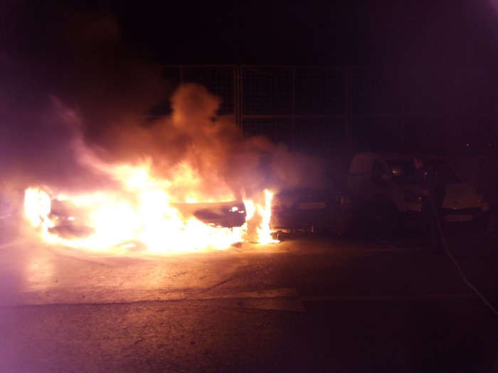 Lau auto kiskali ditu Gal Stadiumean gauez emandako sute batek