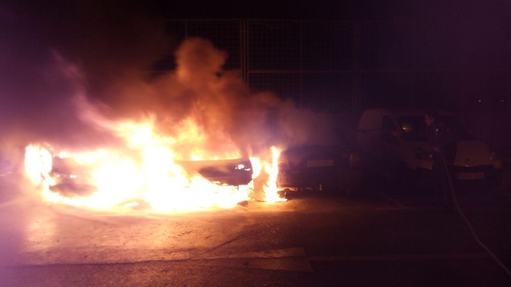 Lau auto kiskali ditu Gal Stadiumean gauez emandako sute batek