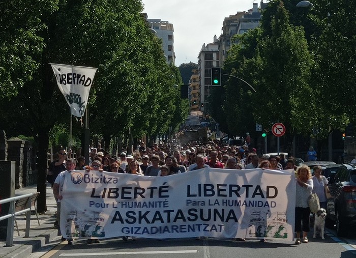 Pandemiaren osagarri neurriak errefuxatzen dituzten 1.500 lagun mobilizatu dira "askatasuna"ren izenean