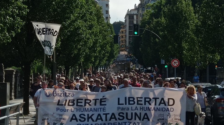 Pandemiaren osagarri neurriak errefuxatzen dituzten 1.500 lagun mobilizatu dira "askatasuna"ren izenean