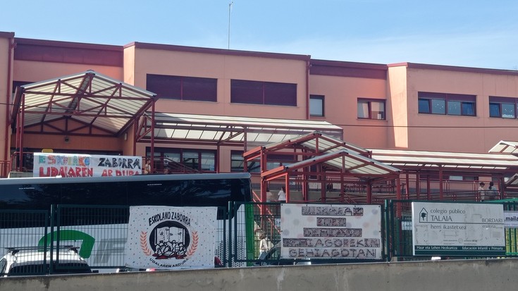 Agindutako desinfekzio orokorra "arnasgune" izanik ere, "petatxua" dela diote Talaiako gurasoek