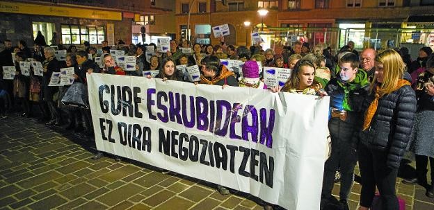 Sare morea ehunduko dute Hondarribian A25ari begira