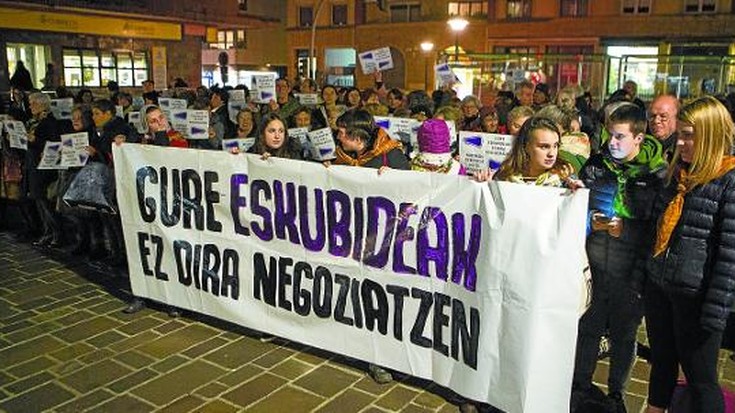 Sare morea ehunduko dute Hondarribian A25ari begira