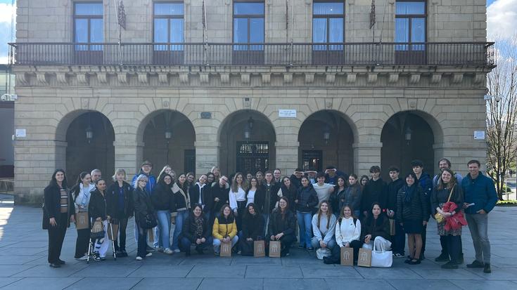 Italiatik eta Txekiatik etorritako ikasle talde bati harrera egin diote Irungo udaletxean