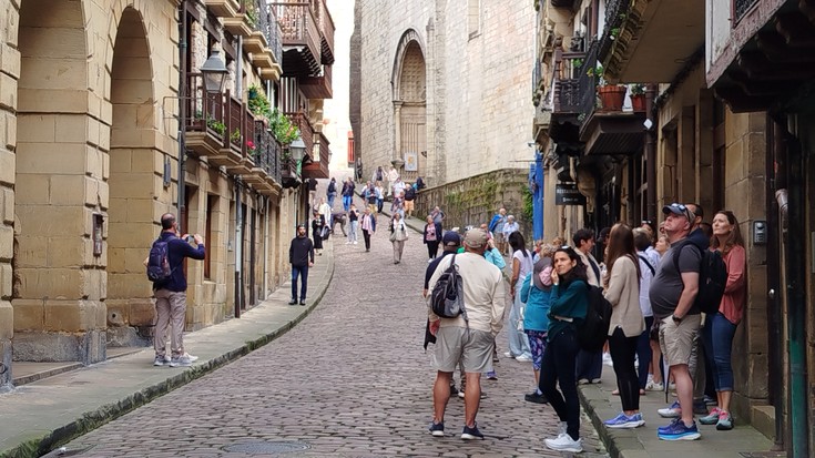 Turista taldeen masifikazioa mugatzeko araua kontsulta daiteke apirilak 8 arte
