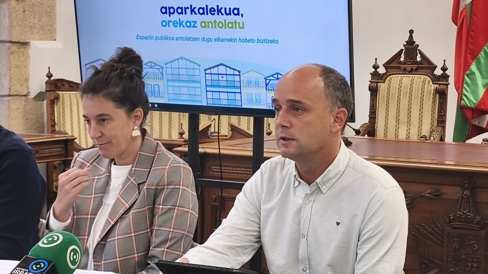 Aparkalekuen araudian geldialdia egitea erabaki dute aski informaziorik ez duten hondarribiarren zalantzak argitzeko