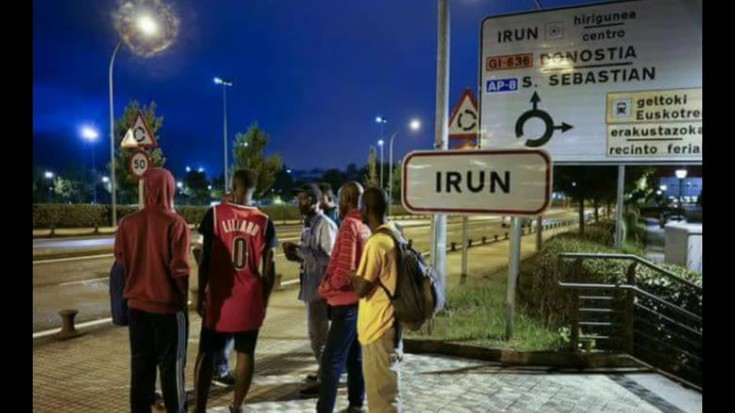 Espainiako poliziaren Geo talde bat Irunen aurkitzen da Hendaiako muga zeharkatu nahi duten migranteak kontrolatzeko