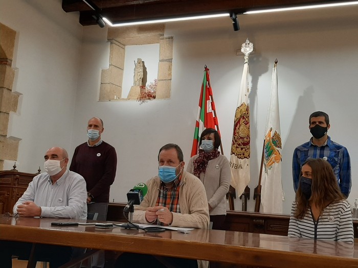 Udal gobernuak gogor erantzun dio oposizio osoari 