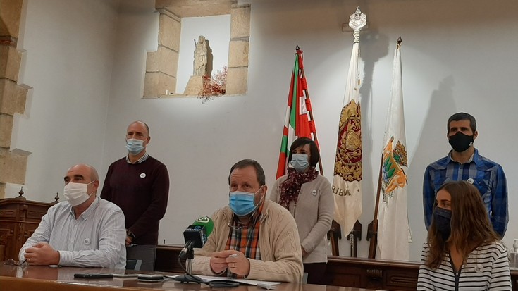Udal gobernuak gogor erantzun dio oposizio osoari 