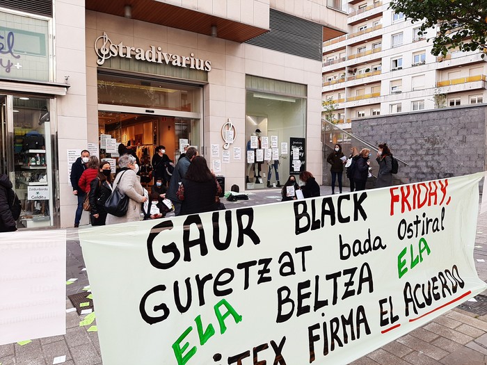  OarsoBidasoaldeko ELA sindikatuak deituta Irungo Iparralde etorbideko STRADIVARIUS dendako langileek eserialdia egin dute 