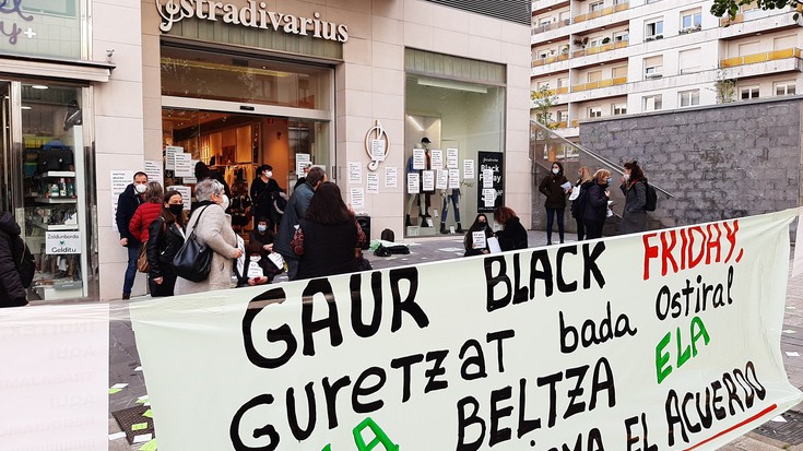  OarsoBidasoaldeko ELA sindikatuak deituta Irungo Iparralde etorbideko STRADIVARIUS dendako langileek eserialdia egin dute 