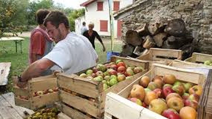 Asteburu hontan 14. Sagar Prentsaketaren Besta ospatu dute Hendaiako Abbadia Eremuan