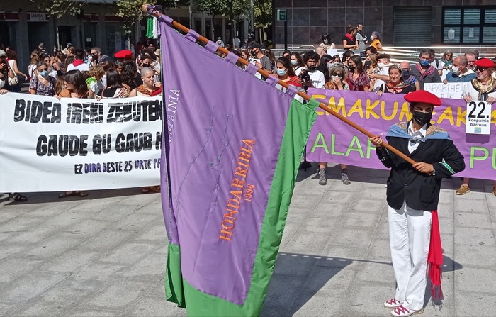Bidea ireki zutenak omendu eta Alarde parekide baten aldeko borrokan jarraituko dute 