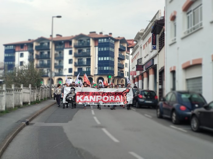Mugen itxiera salatzeko manifestazioa Hendaian